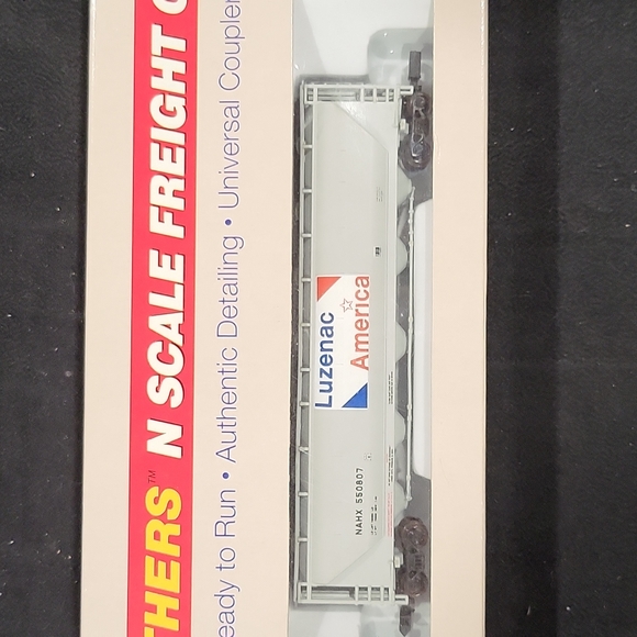 Walthers N Scale Pullman Standard Covered Hopper Luzenac - Picture 2 of 3